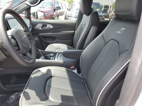 New 2026 Chrysler Pacifica Limited image 13
