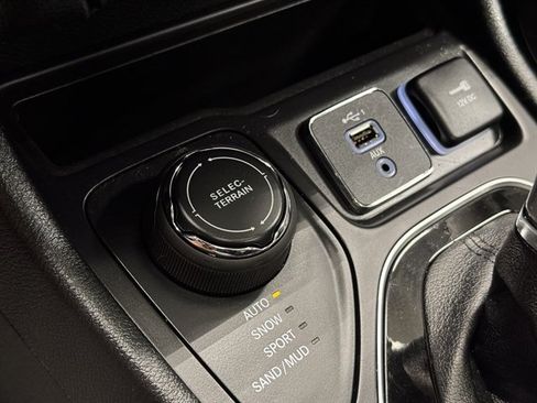 Used 2022 Jeep Cherokee Limited AWD/4WD image 33