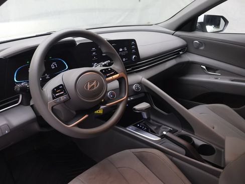 Used 2026 Hyundai Elantra SE FWD image 17