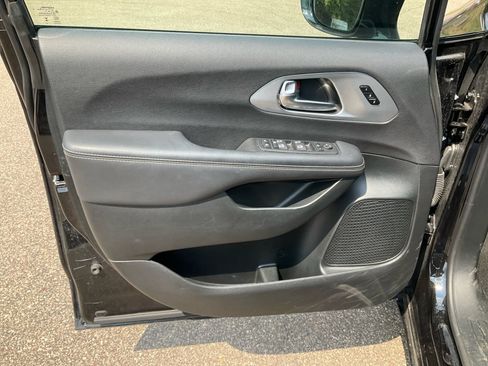 Used 2025 Chrysler Pacifica Limited FWD image 25