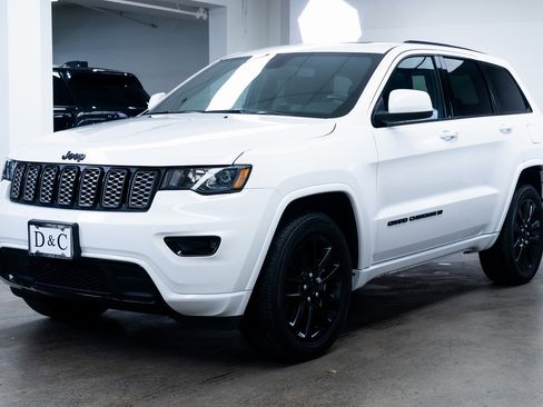 Used 2022 Jeep Grand Cherokee Laredo X image 3