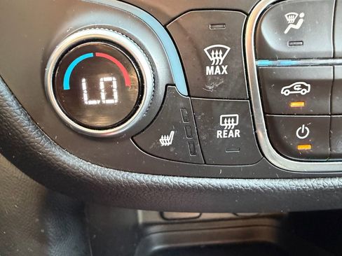 Used 2018 Chevrolet Equinox LT image 23