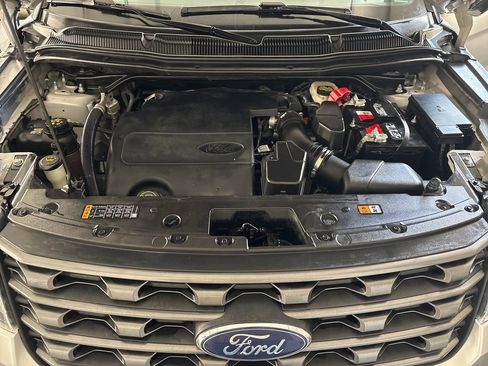 Used 2017 Ford Explorer XLT w/ Equipment Group 202A AWD/4WD image 20