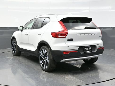 Used 2025 Volvo XC40 B5 Plus image 5