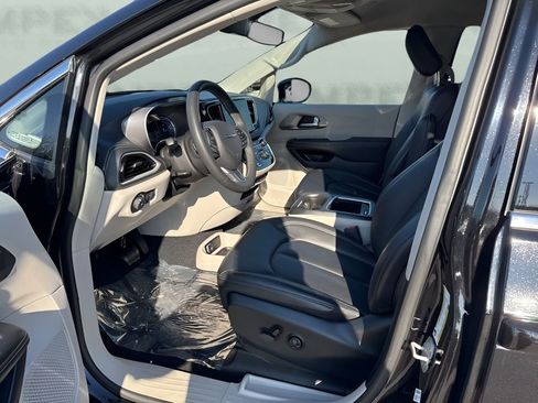 Used 2024 Chrysler Pacifica Select image 9