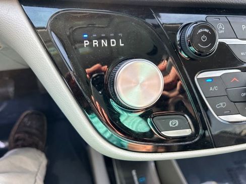 Used 2023 Chrysler Pacifica Touring-L image 24