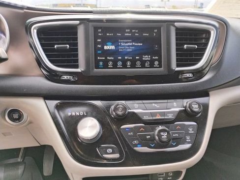 Used 2019 Chrysler Pacifica Touring-L FWD image 22