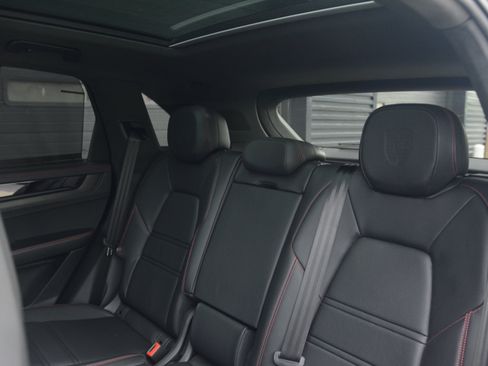 Used 2025 Porsche Cayenne GTS AWD/4WD image 32