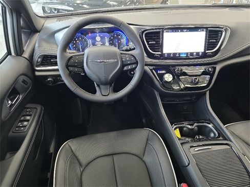 New 2026 Chrysler Pacifica Limited w/ Uconnect Theater Family Group image 5