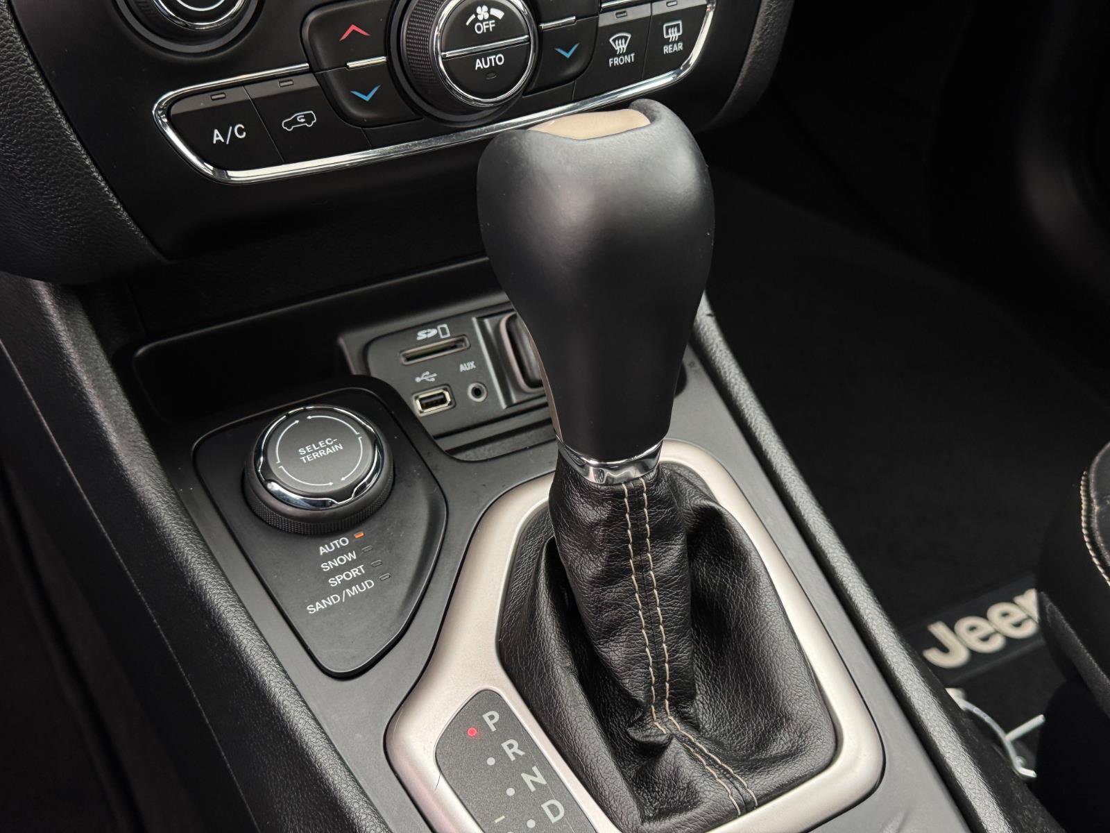 Used 2015 Jeep Cherokee Limited AWD/4WD image 18
