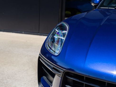 Certified 2022 Porsche Macan AWD/4WD image 17