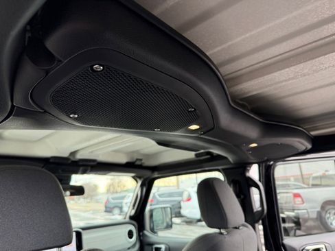 Used 2025 Jeep Wrangler Unlimited Sahara image 31