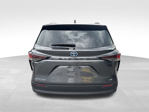 Used 2025 Toyota Sienna LE AWD/4WD image 6