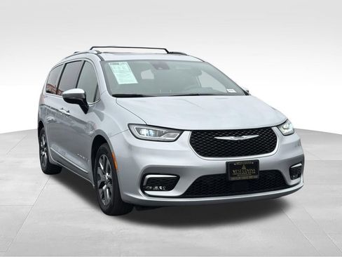 Used 2023 Chrysler Pacifica Pinnacle FWD image 2
