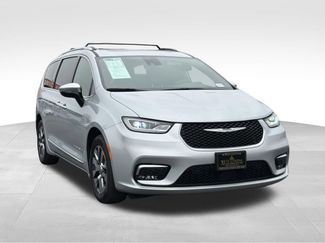 Used 2023 Chrysler Pacifica Pinnacle FWD video 2