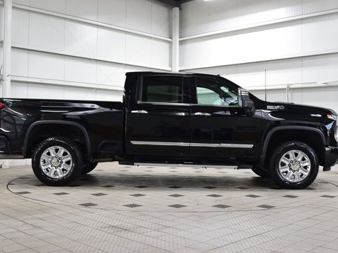 Used 2024 Chevrolet Silverado 2500 High Country w/ Technology Package AWD/4WD image 9