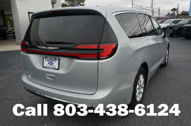 Used 2023 Chrysler Pacifica Touring-L FWD image 3