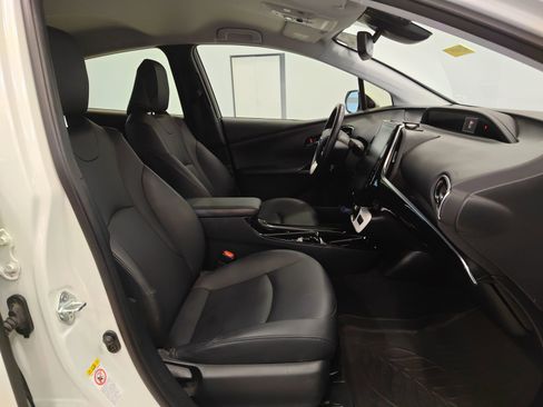 Used 2019 Toyota Prius Prime Advanced image 16