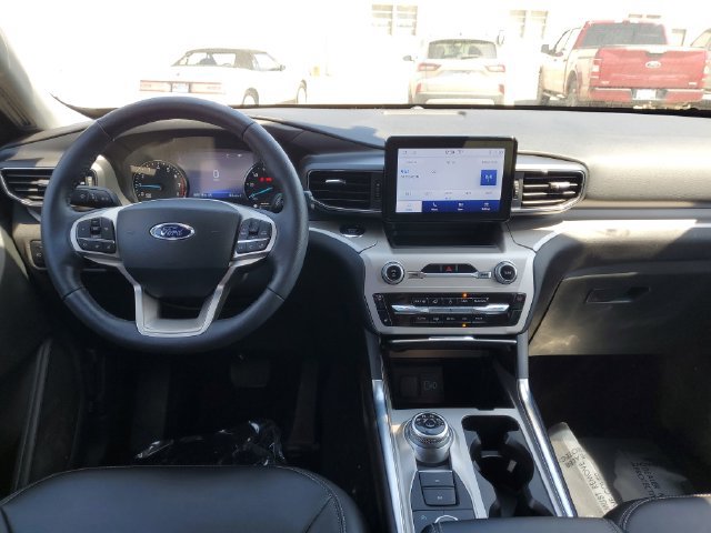 Used 2024 Ford Explorer XLT w/ Equipment Group 202A AWD/4WD image 32