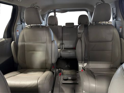 Used 2018 Toyota Sienna XLE Premium FWD image 19