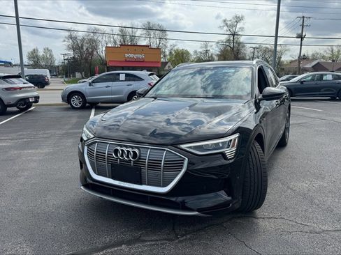 Used 2023 Audi e-tron Premium Plus w/ Premium Plus Package image 2