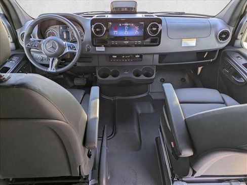 Used 2025 Mercedes-Benz Sprinter 2500 image 17