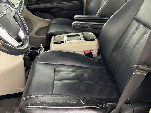 Used 2014 Chrysler Town & Country Touring FWD image 12