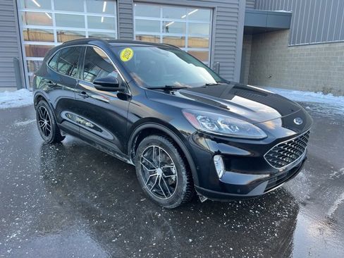 Used 2020 Ford Escape Titanium image 3