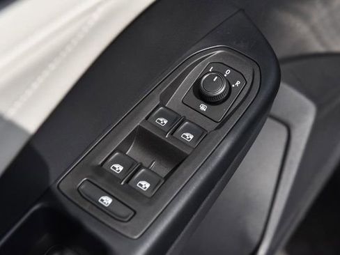 New 2026 Volkswagen Taos SEL image 8