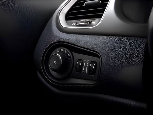 Used 2018 Jeep Renegade Latitude w/ Safety & Security Group image 15