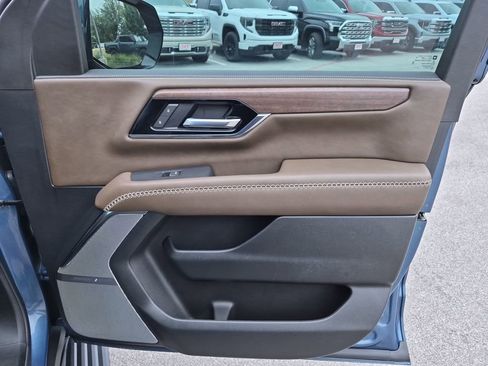 Certified 2025 GMC Yukon Denali Ultimate AWD/4WD image 37