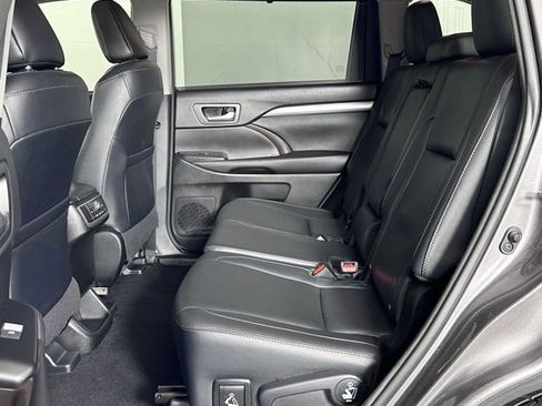 Used 2016 Toyota Highlander XLE image 22