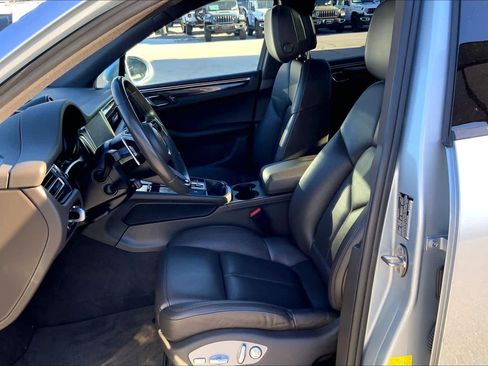 Used 2023 Porsche Macan image 8