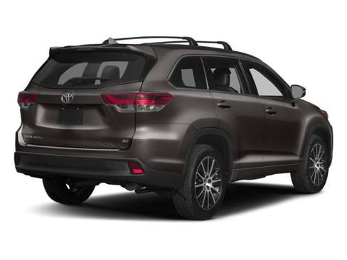 Used 2018 Toyota Highlander XLE image 2
