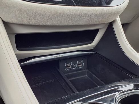 Used 2024 Chrysler Pacifica Limited image 16