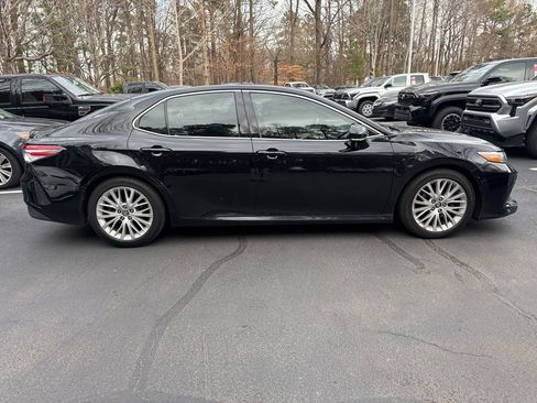 Used 2020 Toyota Camry XLE image 19