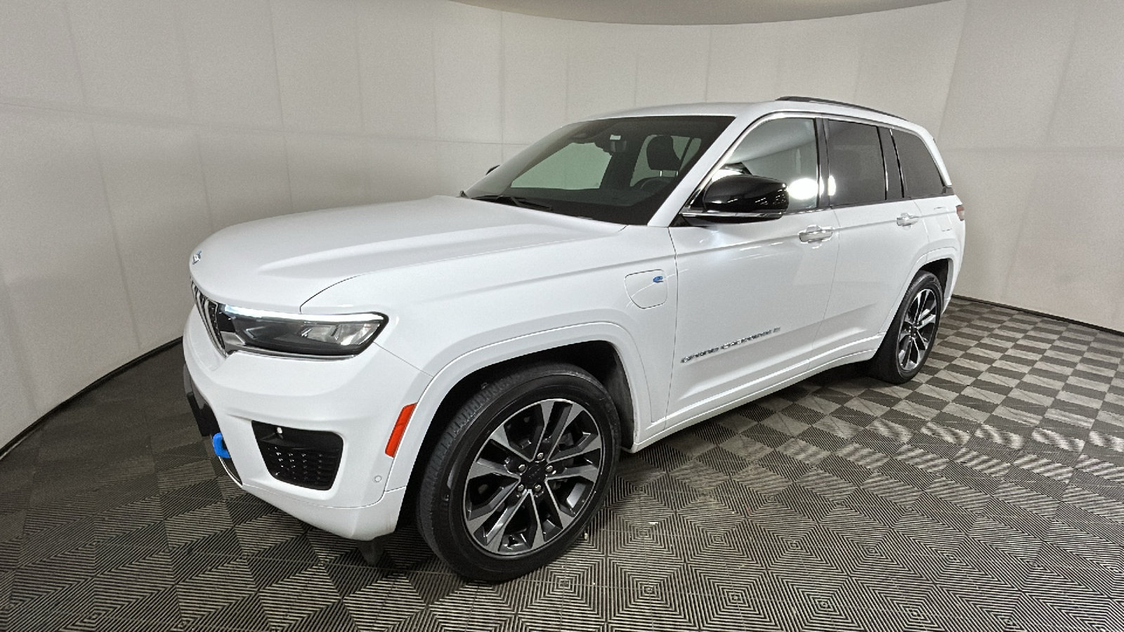 Used 2023 Jeep Grand Cherokee Overland w/ Luxury Tech Group IV AWD/4WD image 7