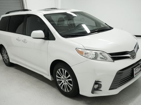 Used 2019 Toyota Sienna XLE w/ XLE Navigation Package FWD image 3