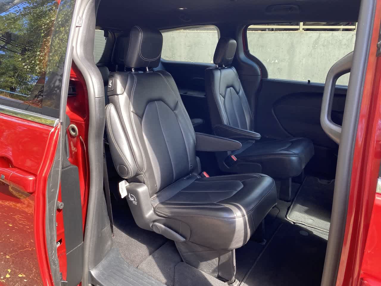 Used 2025 Chrysler Pacifica Select FWD image 17