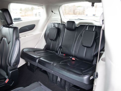 Used 2023 Chrysler Pacifica Touring-L image 22