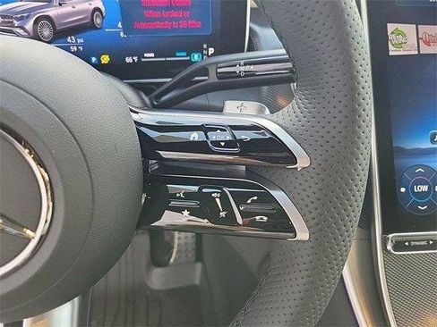 Used 2025 Mercedes-Benz GLC 300 4MATIC image 37
