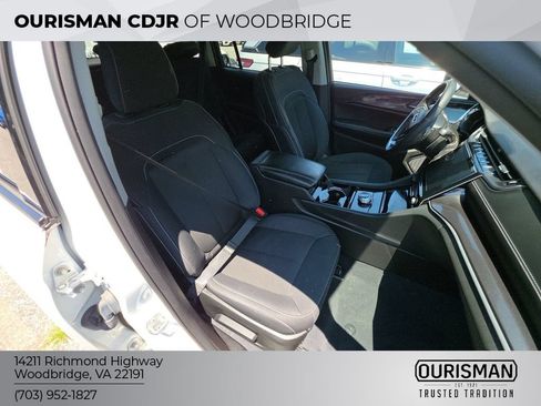 Used 2023 Jeep Grand Cherokee Laredo AWD/4WD image 2