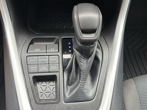Used 2022 Toyota RAV4 LE AWD/4WD image 28