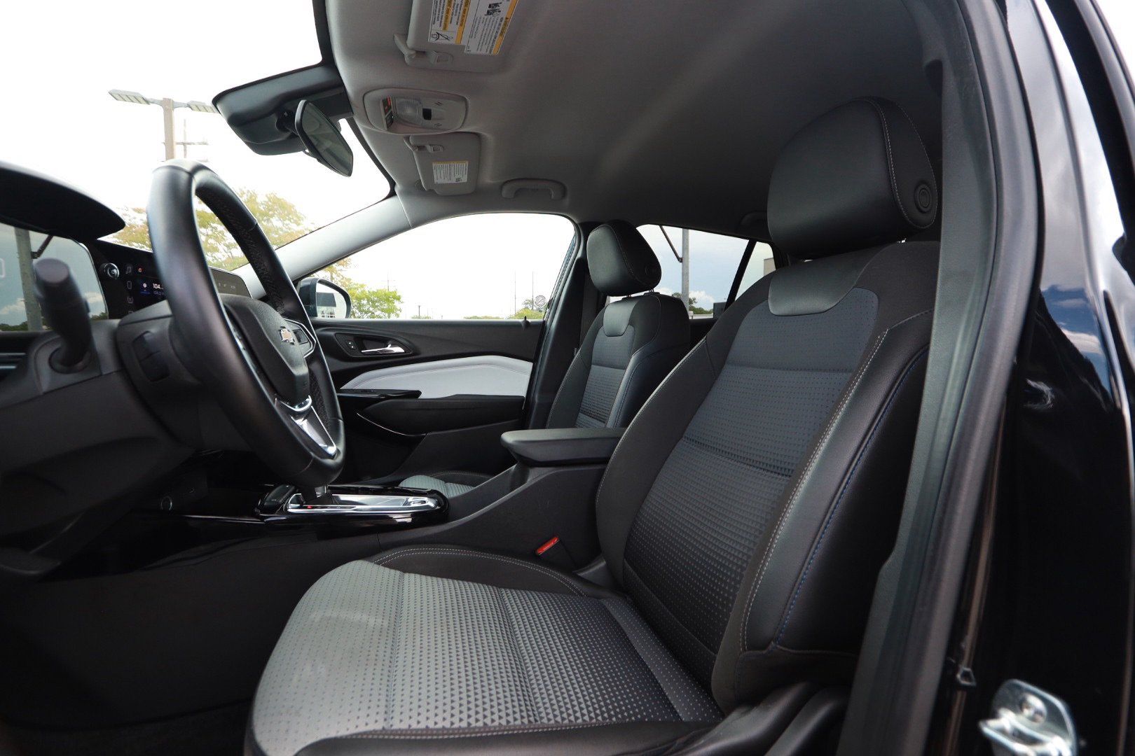 Used 2025 Chevrolet Trax LT w/ LT Convenience Package FWD image 17