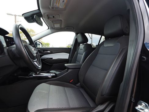 Used 2025 Chevrolet Trax LT w/ LT Convenience Package FWD image 17