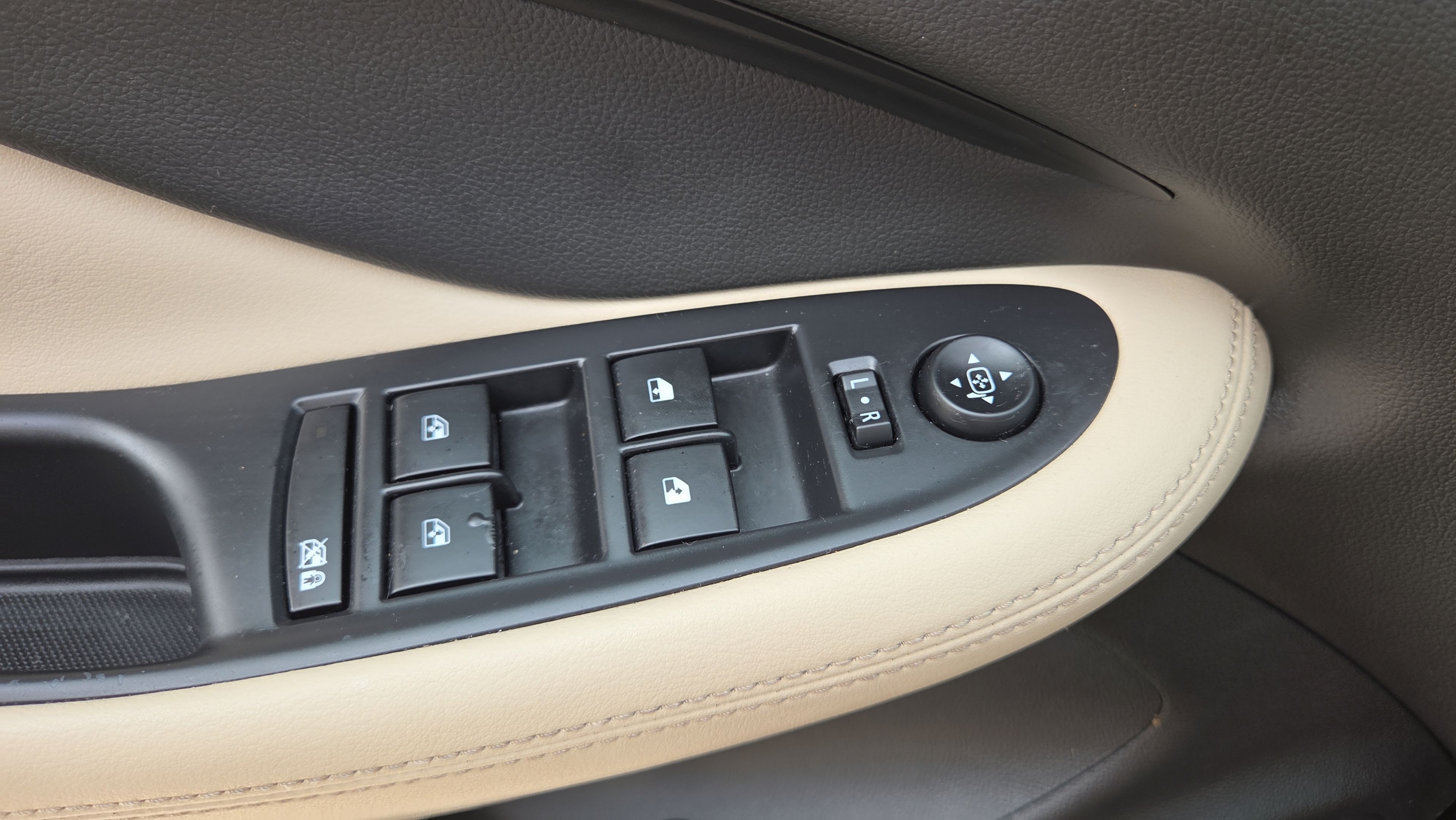 Used 2017 Buick Envision Essence FWD image 32
