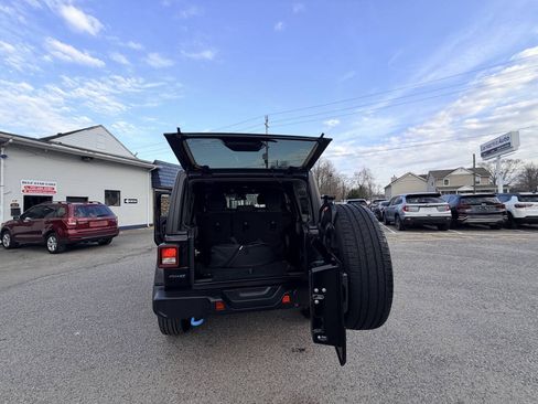Used 2024 Jeep Wrangler Unlimited w/ Convenience Group AWD/4WD image 28