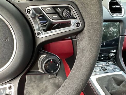 Used 2024 Porsche 718 Boxster image 17