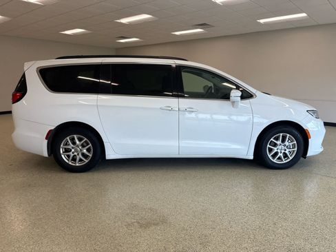Used 2022 Chrysler Pacifica Touring-L FWD image 4