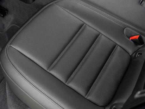 Certified 2026 Porsche Macan AWD/4WD image 30